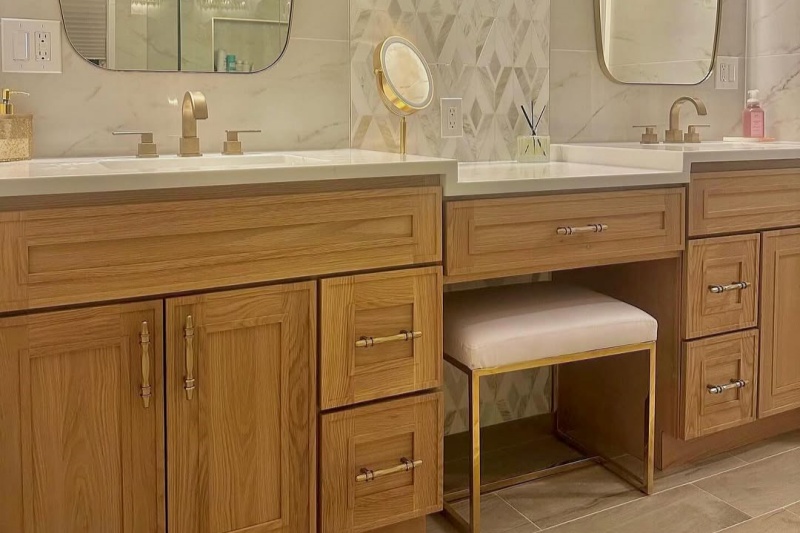 Bathroom with double vanity design