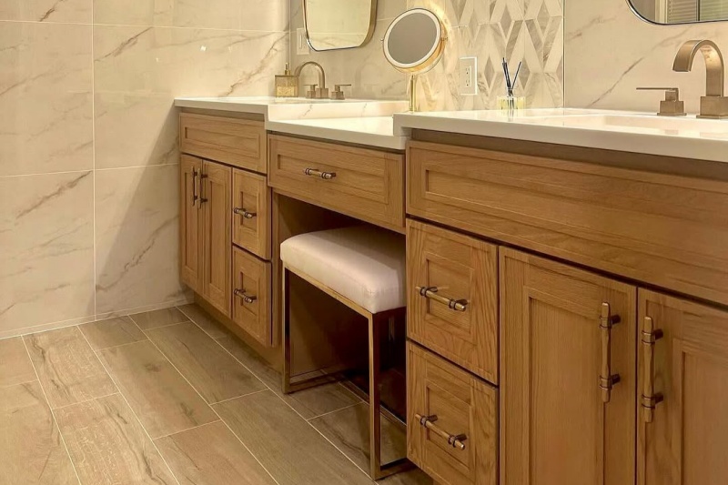 Bathroom with double vanity design