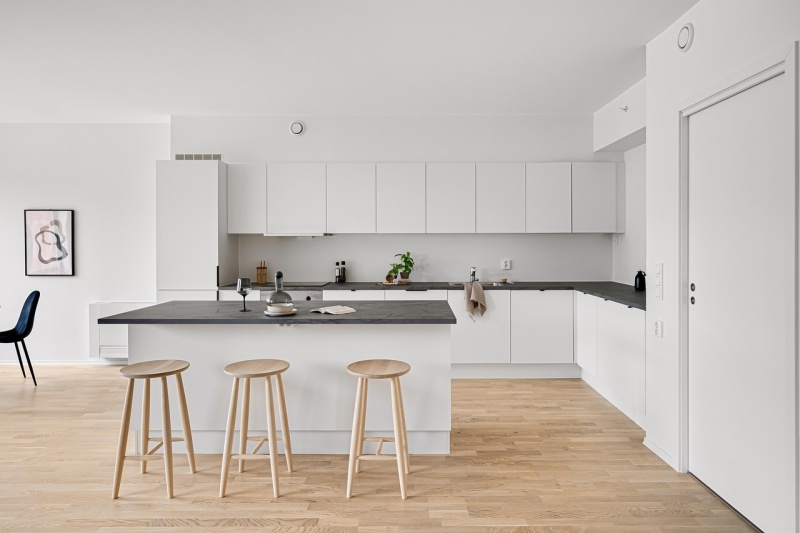 white granite countertops with oak cabinets