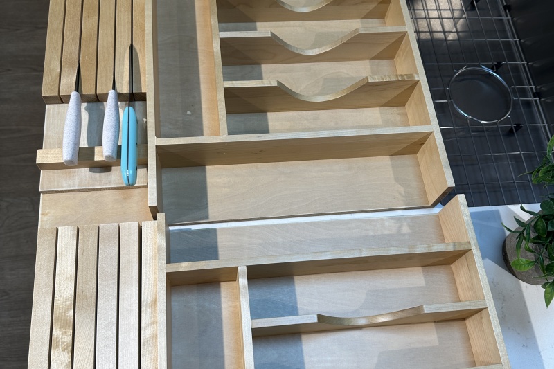 Cabinet door handles and knobs