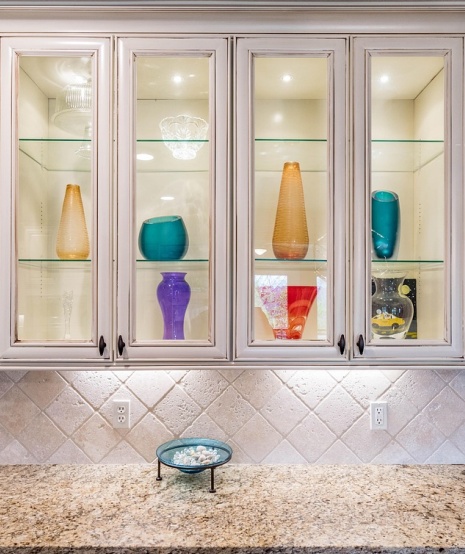 Above cabinet glass showcase organizer