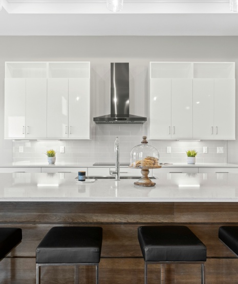 Reflective glossy kitchen cabinet finish