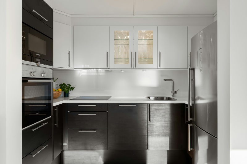 mixing black and white kitchen cabinets