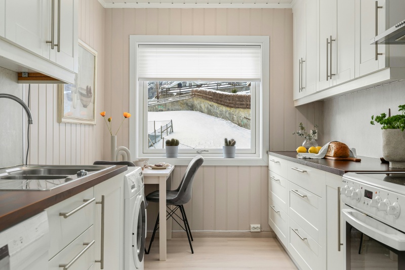 Undermount sink in white kitchen cupboard Undermount sink in white kitchen cupboard