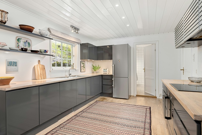 dark grey modern kitchen cabinets