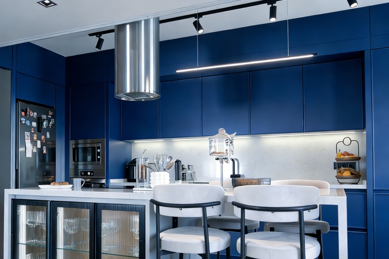 Blue cabinetry for minimalist kitchens