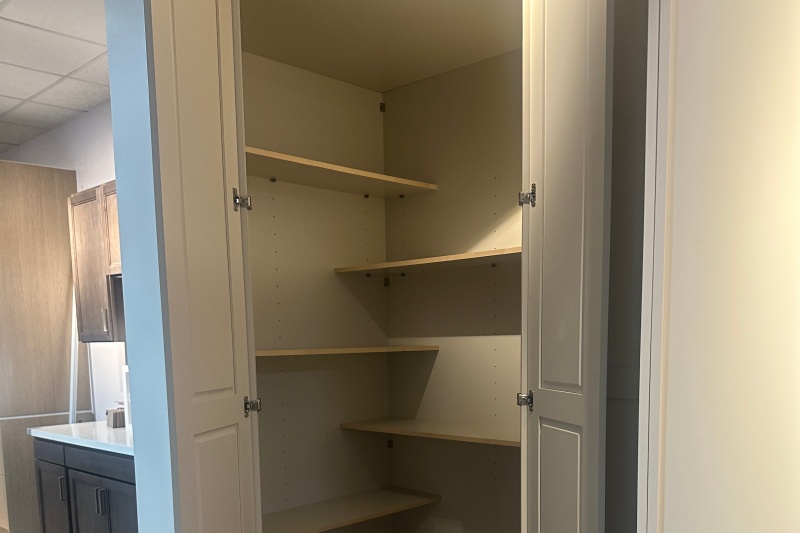 Storage capacity in kitchen cabinets