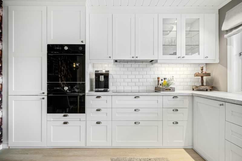 What Is the Difference Between Flat Panel and Shaker Cabinets?