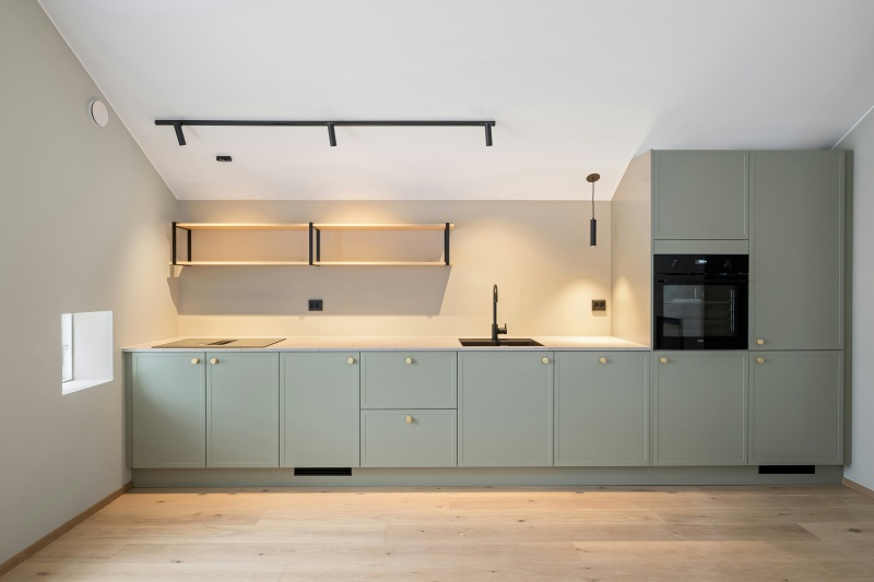 Optimal placement for slim cabinet pulls