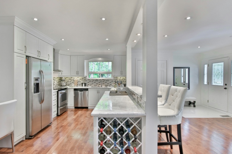 White kitchen wine cabinet ensemble White kitchen wine cabinet ensemble