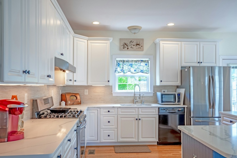 Stylish raised panel cabinet construction Stylish raised panel cabinet construction