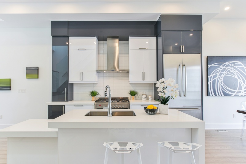 Maintenance of glossy cabinet surfaces Maintenance of glossy cabinet surfaces