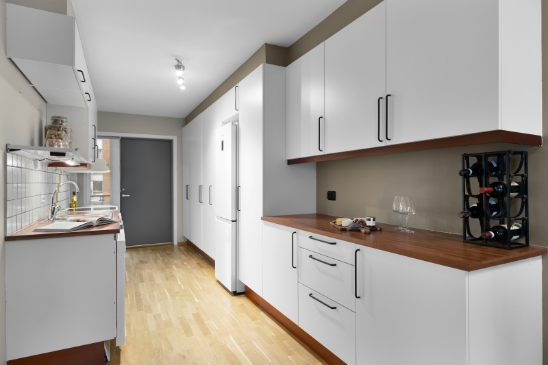 Time-saving screw-free cabinet construction Time-saving screw-free cabinet construction