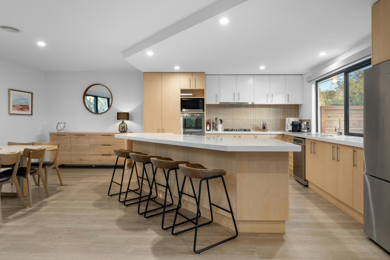 Color contrast between countertops and cabinets Color contrast between countertops and cabinets