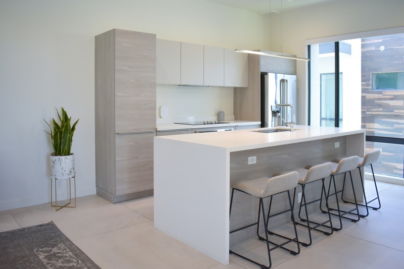 Efficient storage in frameless cabinets