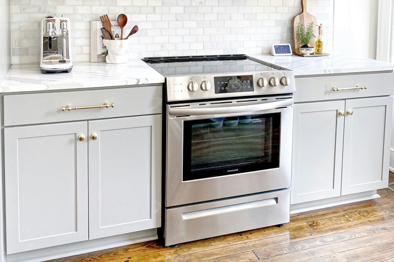 Shaker-style base cabinets description and features Shaker-style base cabinets description and features