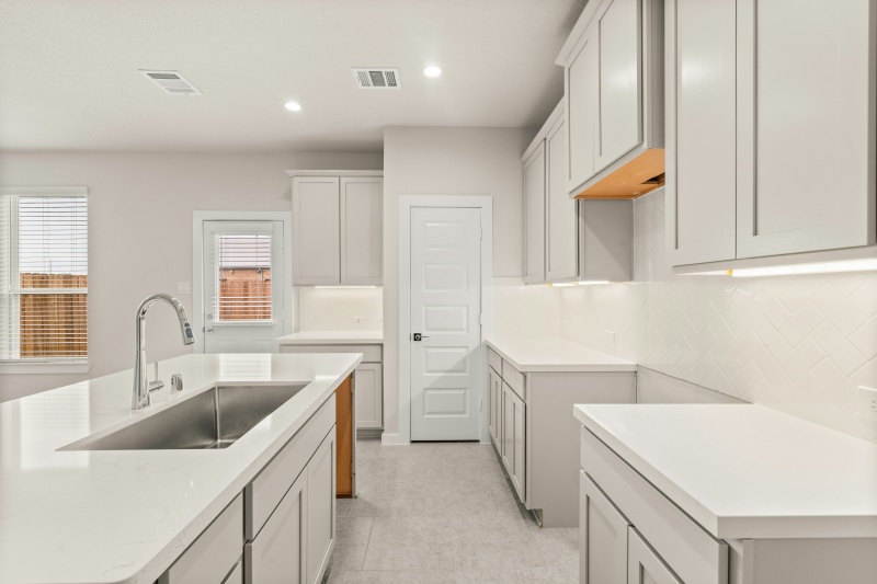 Shaker-style base cabinets hardware choices Shaker-style base cabinets hardware choices