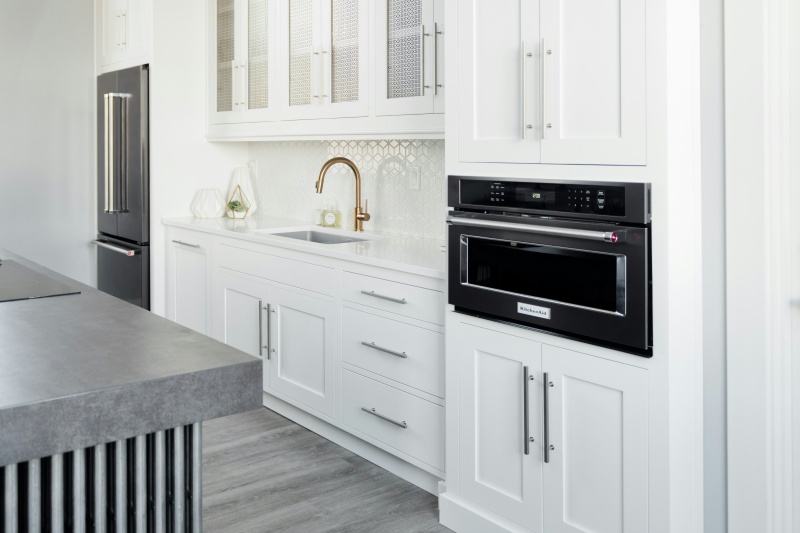 Shaker-style base cabinets hardware choices Shaker-style base cabinets hardware choices