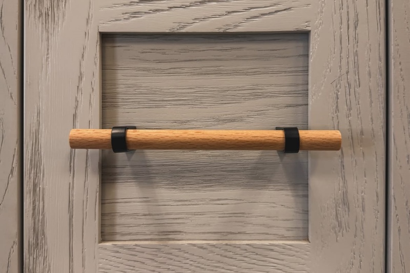 Elegant hardware for wooden cabinet doors Elegant hardware for wooden cabinet doors