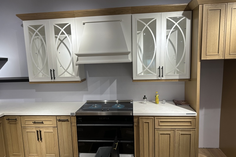 Popular dual-tone kitchen styles