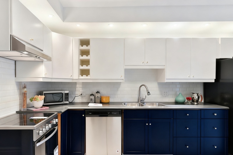 Color palettes for two-tone kitchen designs Color palettes for two-tone kitchen designs