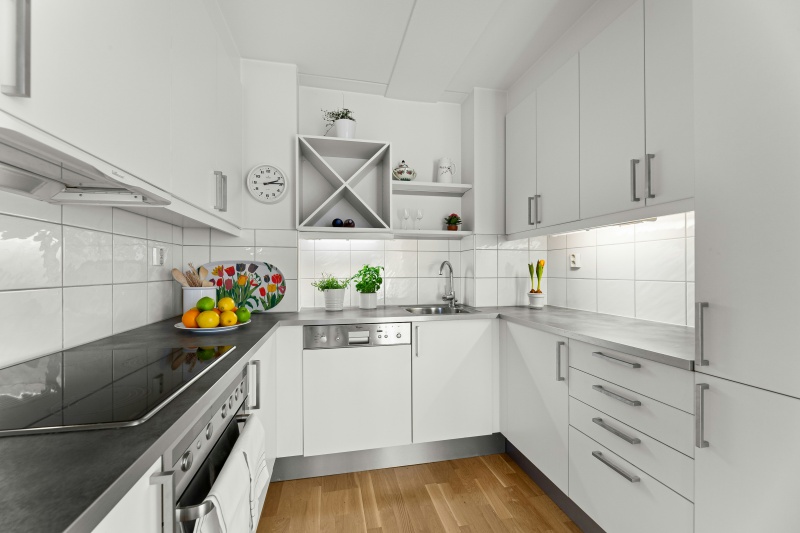 Sleek ready-to-assemble kitchen cabinetry Sleek ready-to-assemble kitchen cabinetry