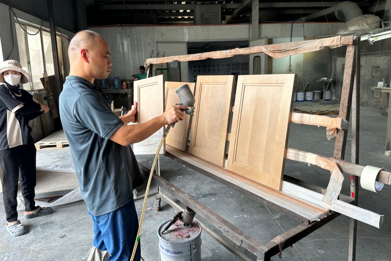 High-quality fully-assembled oak cabinetry High-quality fully-assembled oak cabinetry