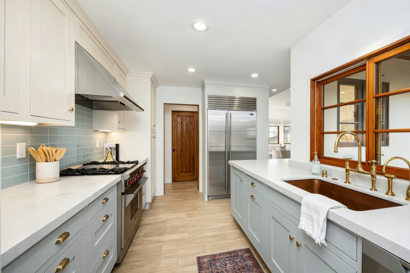 Choosing airy and bright cabinet colors Choosing airy and bright cabinet colors