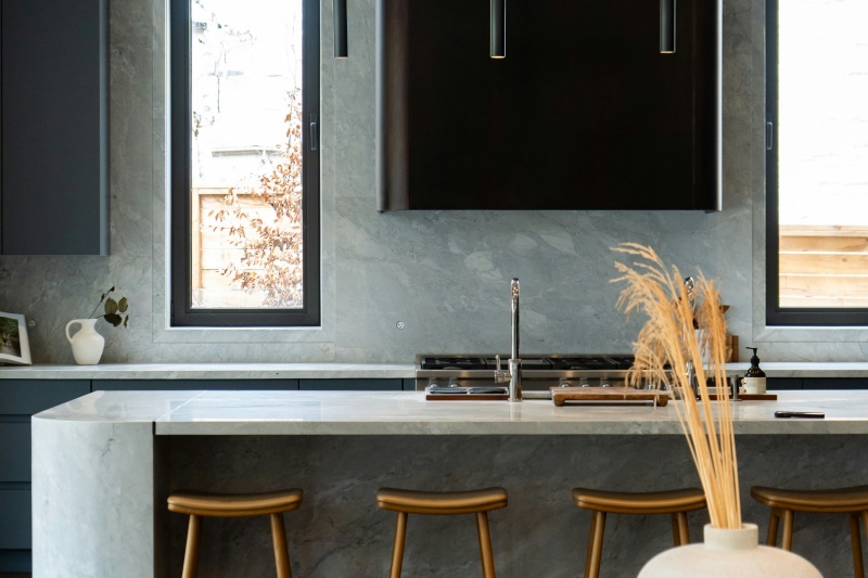 Sleek metal handles for kitchen drawers Sleek metal handles for kitchen drawers