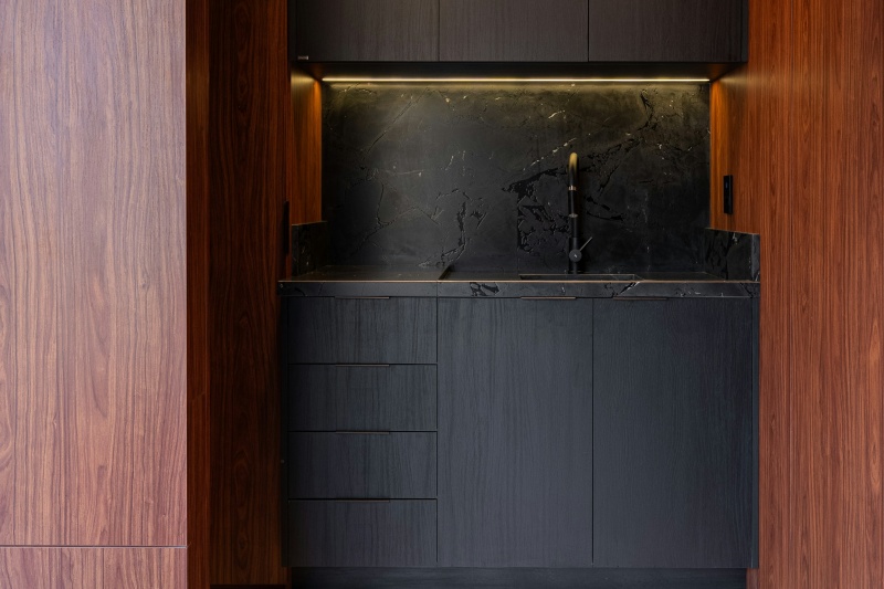 Stylish metal pulls for modern kitchens Stylish metal pulls for modern kitchens