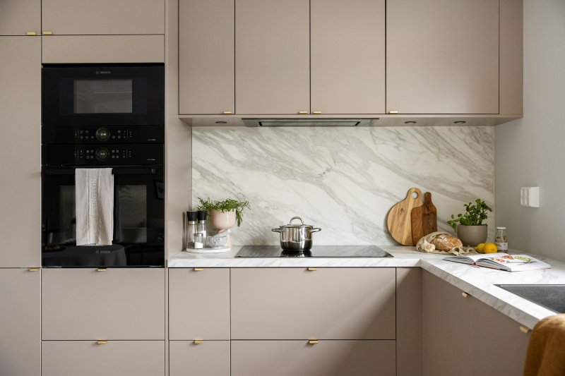 Innovative tab handles for kitchen cabinetry Innovative tab handles for kitchen cabinetry