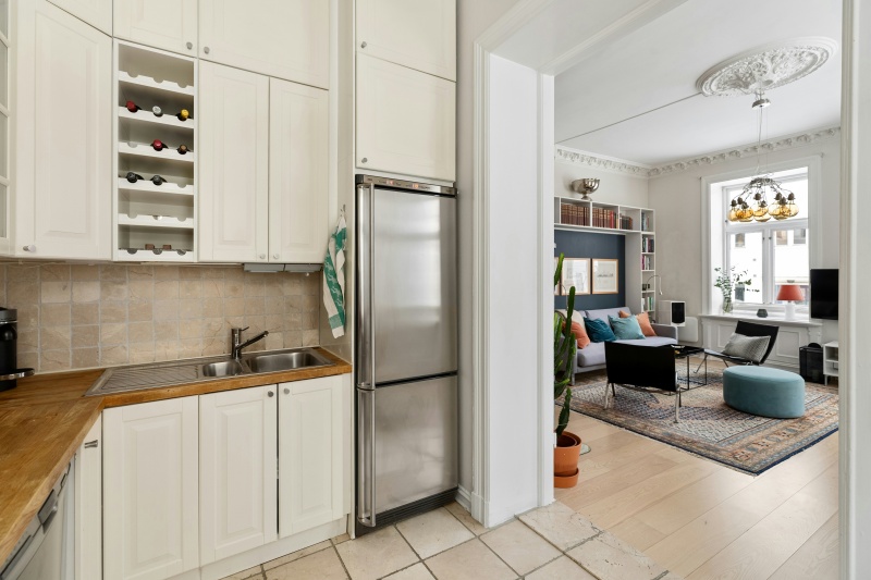 Custom kitchen cabinets with wine storage Custom kitchen cabinets with wine storage