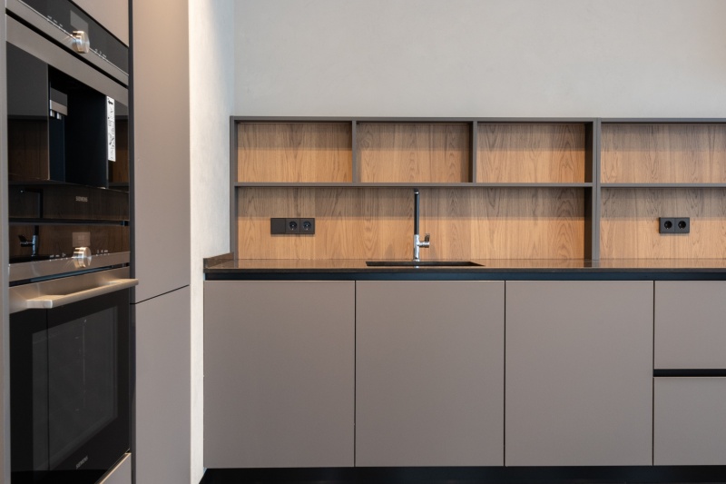 Cost-effective cabinet assembly technology Cost-effective cabinet assembly technology